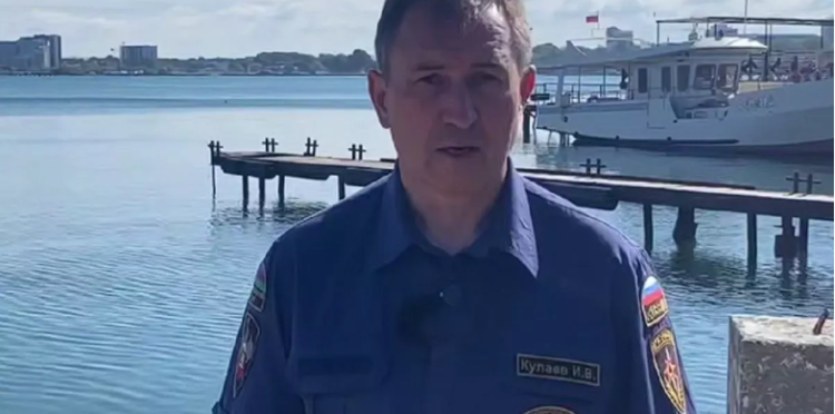 Очищать морское дно от мазута продолжают водолазы в Анапе Очищать морское дно от мазута продолжают водолазы в Анапе